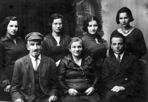 Семья Кустанович в Хойниках: стоят сёстры Полина, Дора, Даша, Аня.